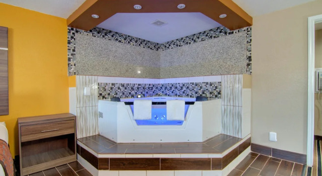 Люкс Westbridge Inn & Suites