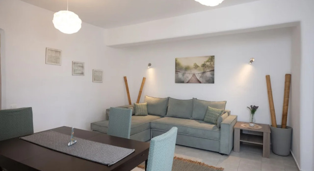 Ginger Gold Apt Getaway with Shared Pool