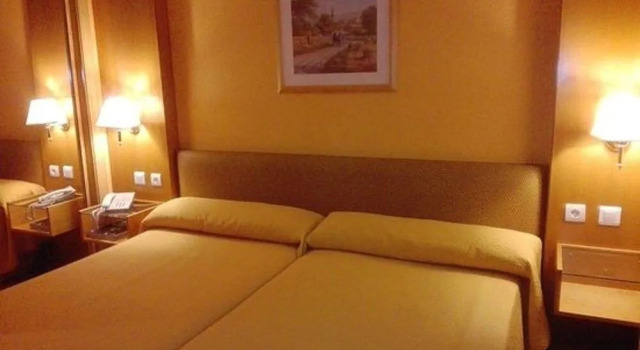 Hotel Restaurante San Roque, Забронировать Отель Отели Медина-дель-Кампо 3 звезды, рядом с Музей ярмарок Museo de las Ferias, 3*