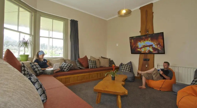 Кровать в общем номере Station Lodge