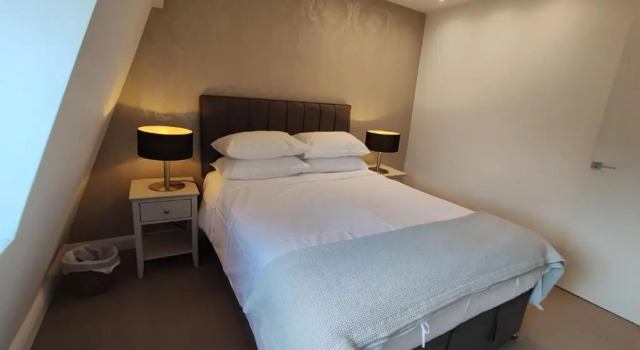 Modern 2 Bedroom Flat with private outdoor terrace