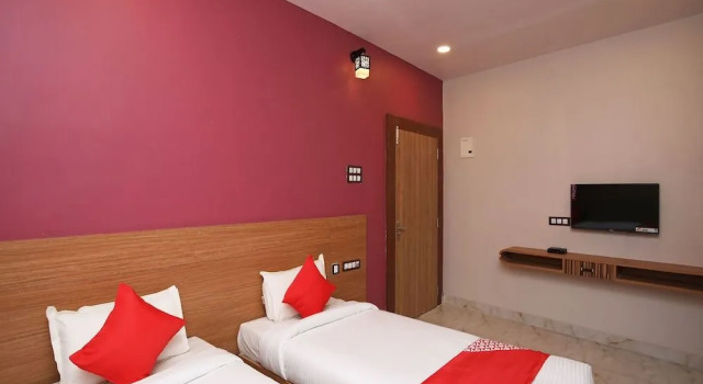 OYO 28645 Nirmalya Plaza, Rezerwuj Hotel Hotele w Brahmapur z parkingiem, Parking