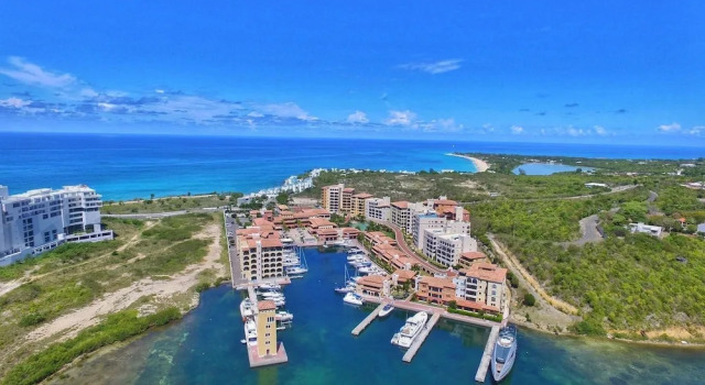 Апартаменты с балконом 2-bed Designer Apartment Sleeps 4, Resort Pool