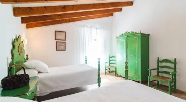 Coll den Pastor, Book Hotel  