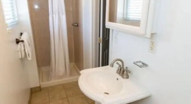 Четырёхместный номер Standard с балконом Aztec Motel Wildwood Crest Beach