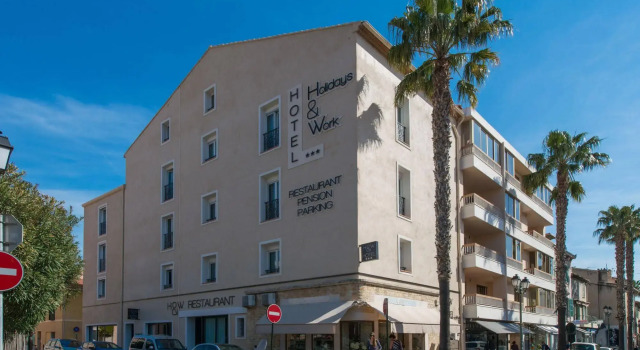 Hôtel Holidays & Work