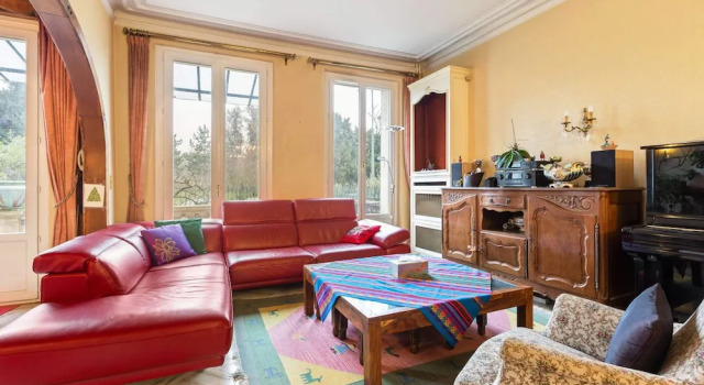Red and Rustic Home Near Bois de Vincennes for 7 pax