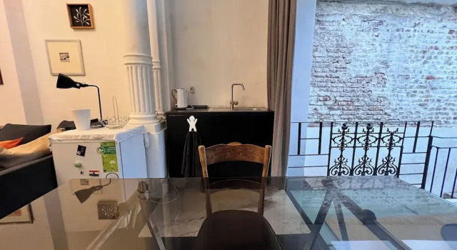 Chic Comfortable Loft and Natural Light, Забронировать Отель Брюссель Брюссельский столичный регион, рядом с Университет Сен-Луиса