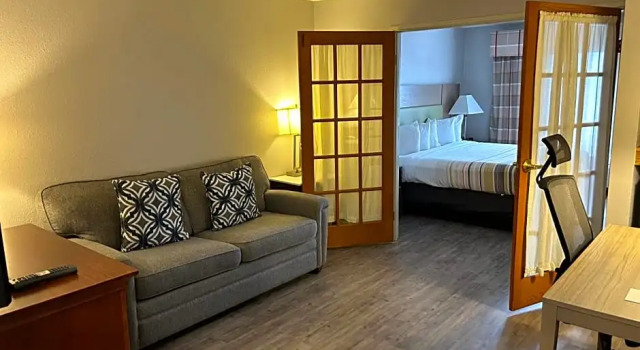 Двухместный люкс Country Inn & Suites by Radisson, Grand Rapids Airport, MI
