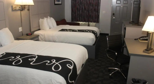 Четырёхместный номер Standard Paris Inn & Suites