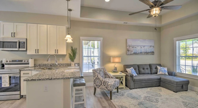 Ocean Isle Beach Home w/ Shared Lanai & Grill, Забронировать Отель Отели Ошен-Айл-Бич с парковкой, Парковка