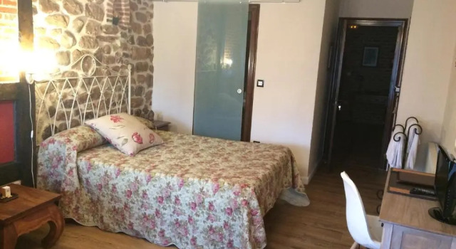 Четырёхместный номер Standard с балконом Posada Real La Montañesa