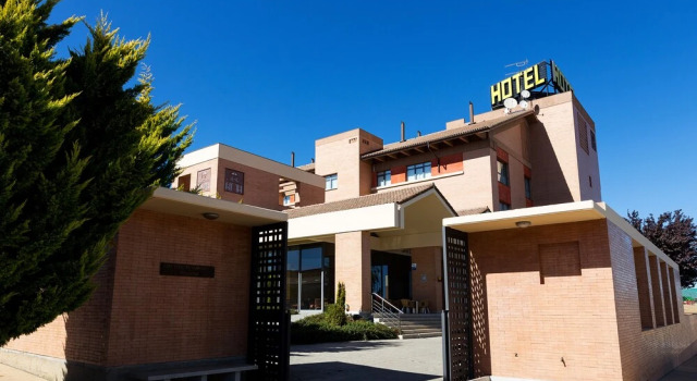 HOTEL PUERTA DE SAHAGUN, Book Hotel Hoteller i Castile and Leon med pool, Swimmingpool