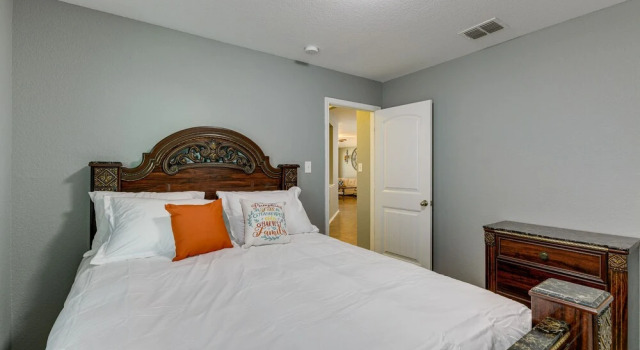 Beautiful San Antonio Home w/ 75" TV & King Bed, Rezerwuj Dom wakacyjny San Antonio Bexar County