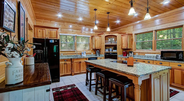 Коттедж с балконом и с видом на горы Arrowhead Lodge #568