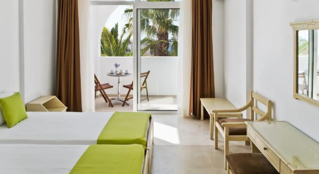 Семейный номер Standard Makarios Hotel