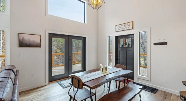 Along The Tree Top 1 Bedroom Cabin by Redawning