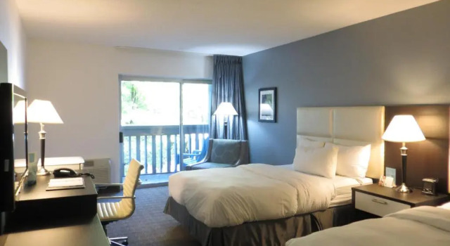 Четырёхместный номер Deluxe с балконом Toronto Don Valley Hotel and Suites