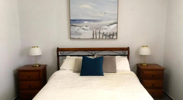 Shellharbour Beach Cottage - walk onto Patrolled beach with flags in summer, 预订 度假屋 蚬壳港 Illawarra Region