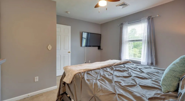 1 Mi to Lakes: Family Pocono Home w/ Fire Pits!, Book Hotel 3-stjernede hoteller i Camelback, 3*