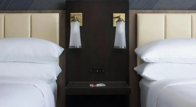 Четырёхместный номер Standard Marriott Bloomington Normal Hotel and Conference Center