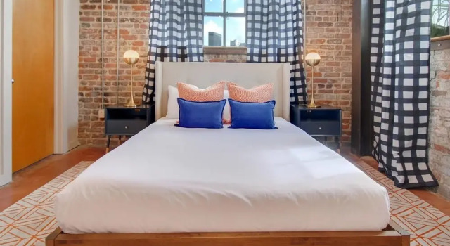 Stylish 2br/2ba Apt in Warehouse District by Domio, Забронировать Отель Arts- Warehouse District Новый Орлеан, рядом с Казино Harrah's New Orleans
