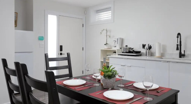 Коттедж Cozy 3 Bedroom Suite near Queen Elizabeth Park