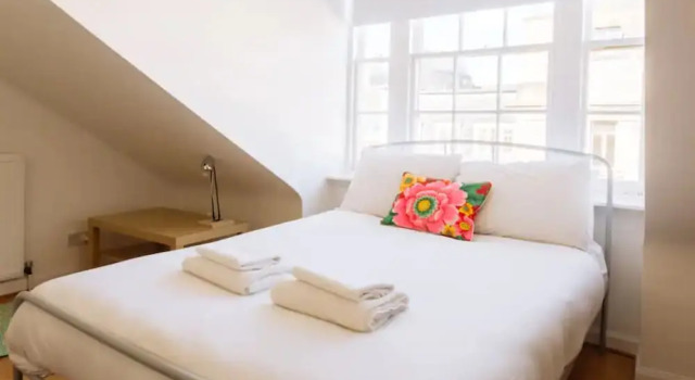 Charming 3 Bedroom Apartment in the Heart of Vibrant Old Town, Забронировать Апартаменты/квартира Старый город Эдинбург, рядом с Национальный музей Шотландии
