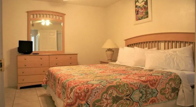Beautiful Condo with Community Pool - 3 Br Condo