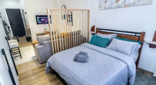 Executive studio suite,heated pool,king bed.