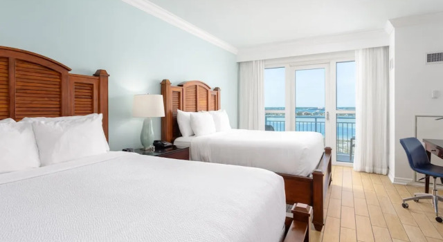 Четырёхместный номер Standard с балконом и с видом на залив The Pensacola Beach Resort
