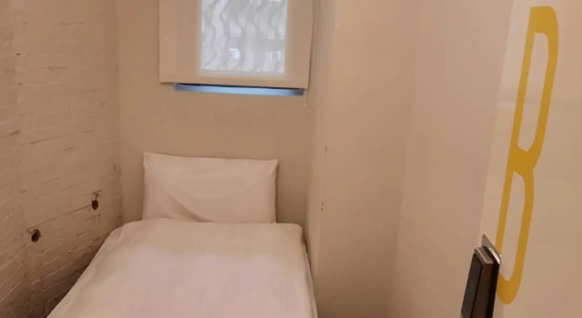Кровать в общем номере Cheers Boutique Hotel