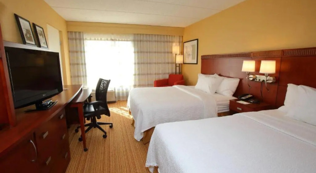 Четырёхместный номер Standard Courtyard Boston Marlborough