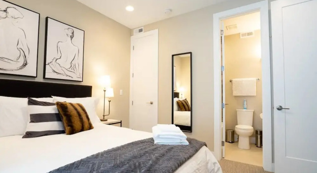 Mid Mod Manor A Sophisticated Townhouse Golden Triangle, Varaa Lomakoti Denver Colorado, lähellä Larimer Square