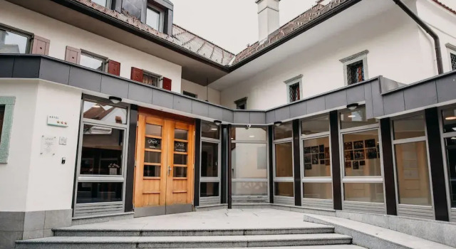Hotel Dvor Jezersek Brnik, Забронировать Отель Церклье-на-Гореньскем Krvavec