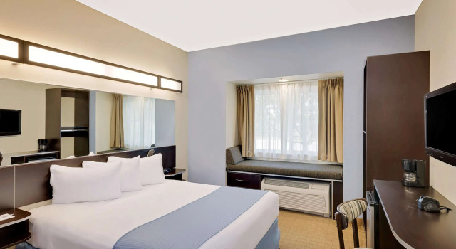 Microtel Inn and Suites by Wyndham - Geneva, Забронировать Отель Дженива Seneca Lake Wine Trail