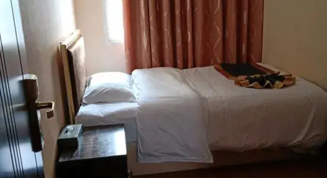 Baoxing Jiayuan Hotel, Varaa Hotelli Hotellit Sichuan pysäköinnillä, Pysäköinti