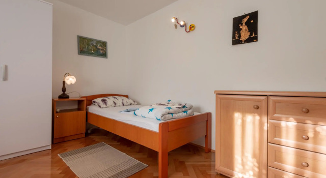 Apat 2 bedrooms, a bathroom, a kitchen,living room