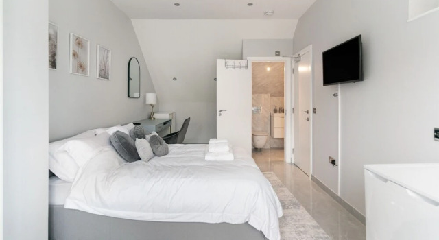 Luxury 5BD Guesthouse