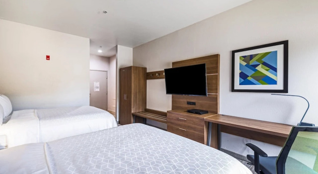 Четырёхместный номер Standard Holiday Inn Express Hotel & Suites Columbus by IHG