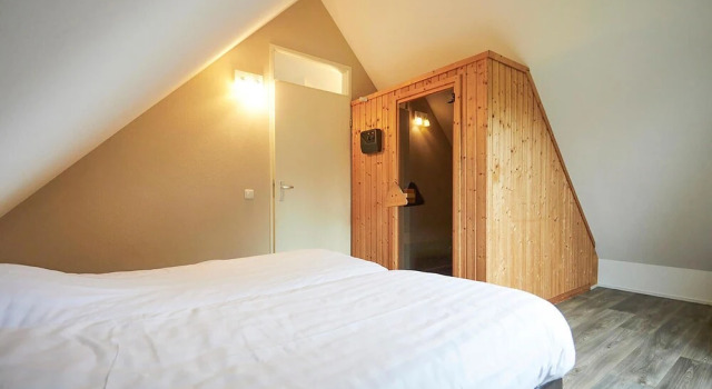 Nice Home in Heinkenzand With Wifi and 3 Bedrooms, Book Hotel Goes 