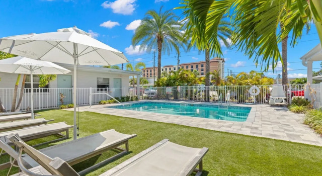 New! Modern King Suite Steps to the Beach!, Забронировать Апарт-отель Апарт-отели Клируотер-Бич, Апарт-отель