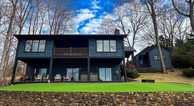 Lakedaze - Spacious Dog-friendly Lakefront House W/dock, hot tub & Putting Green, Book Feriehus Sommerhuse i Virginia, Hytte
