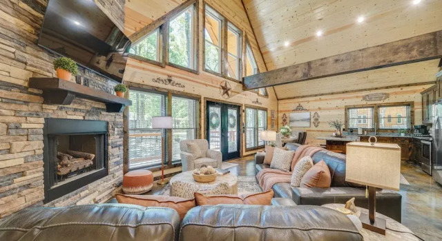 Upscale Broken Bow Cabin: Hot Tub & Fishing Pond!, Boek Vakantiehuis Broken Bow Oklahoma