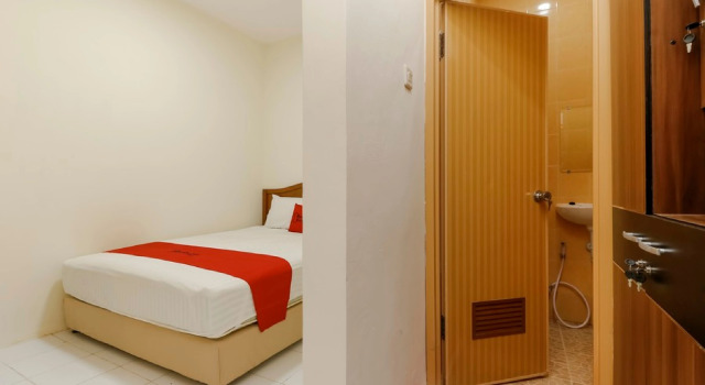 RedDoorz Plus near Ciputra World Kuningan 2, Buchen Sie Hotel Sawah Jakarta, in der Nähe von Einkaufszentrum Pacific Place