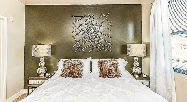 Upscale 2 BR King, Walk to Shops & Dining w/Parking (4036), Забронировать Отель Финикс 
