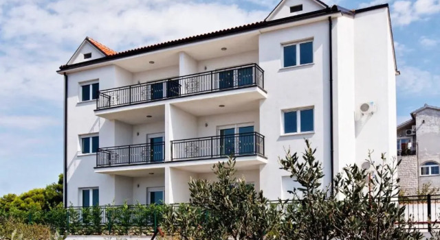 New Apartments Sunshine, Забронировать Апартаменты/квартира Отели Примоштен с бассейном, рядом с Частный Пляж «Виллы Мирьяна», Бассейн