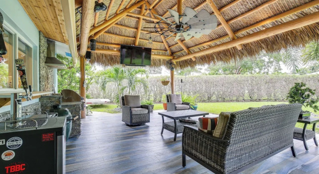 Коттедж Furnished Patio + Gas Grill: Deerfield Beach Home