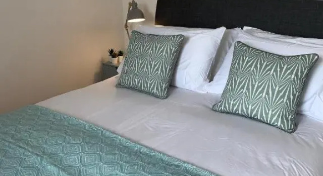 Chertsey - Beautiful 2 Bedroom Penthouse, Book Hotel Chertsey Surrey, near Thorpe Park
