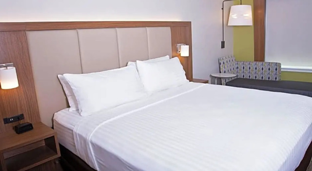 Люкс Standard Holiday Inn Express & Suites Greenwood Mall by IHG
